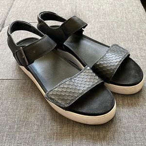 VIONIC LEATHER SANDALS SIZE 9
